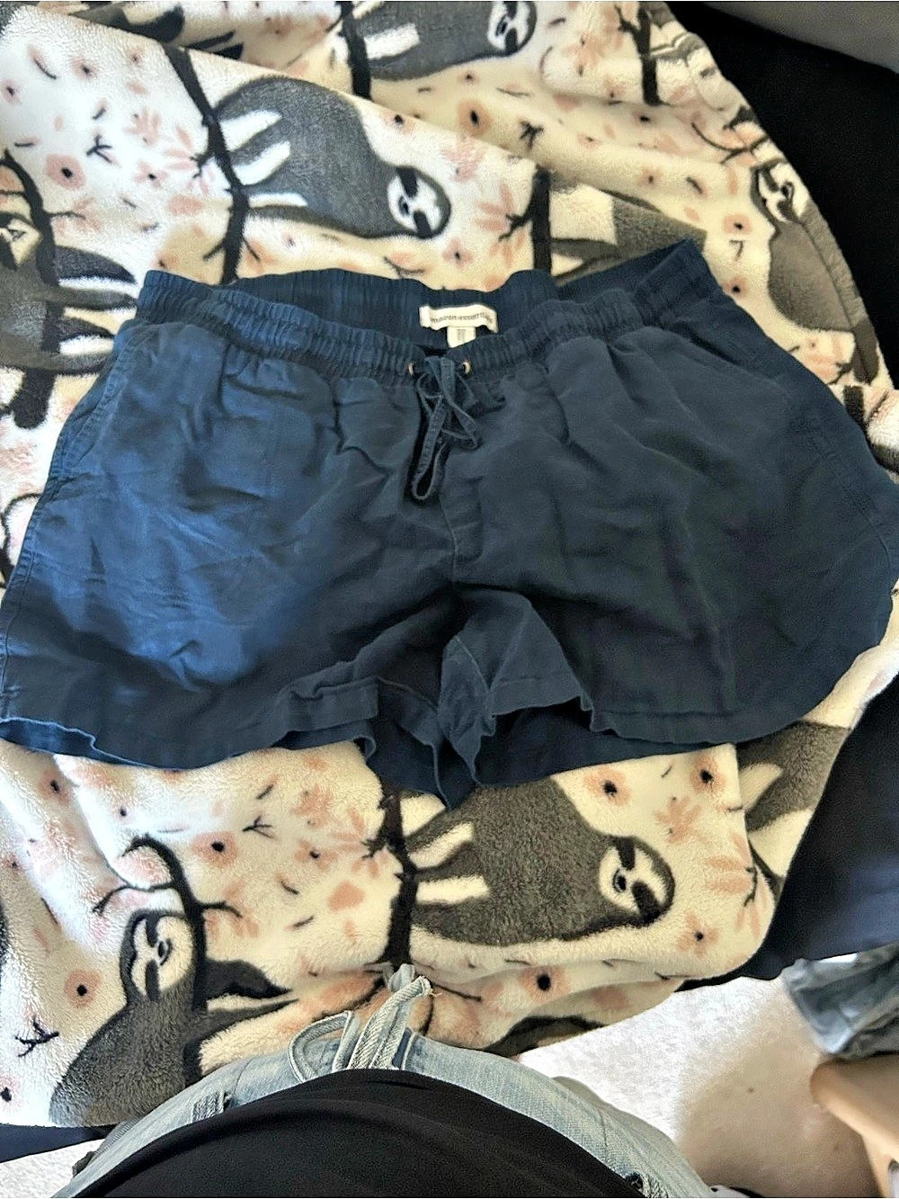 Amazon Essentials Women's 5" Inseam Drawstring Linen Blend Short Shorts Black